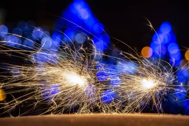 maytap ışıklar Garland bokeh arka plan üzerinde yanan yakın çekim