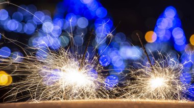 maytap ışıklar Garland bokeh arka plan üzerinde yanan yakın çekim