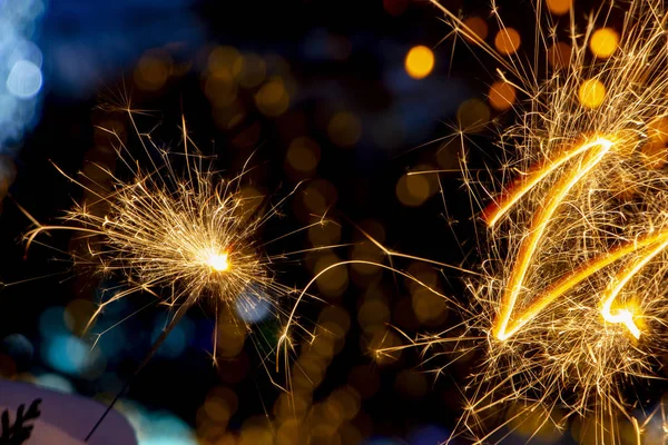 maytap ışıklar Garland bokeh arka plan üzerinde yanan yakın çekim