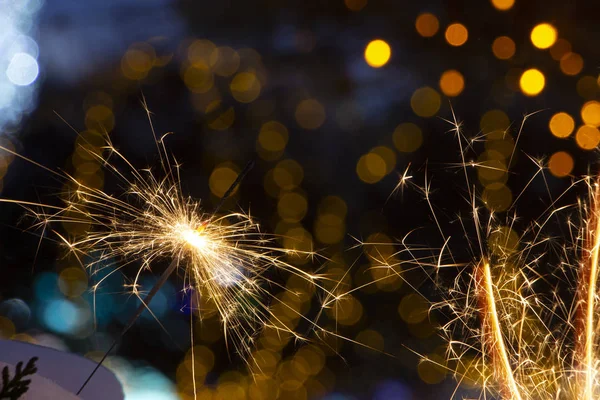 maytap ışıklar Garland bokeh arka plan üzerinde yanan yakın çekim