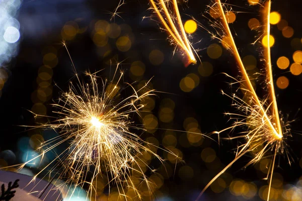 maytap ışıklar Garland bokeh arka plan üzerinde yanan yakın çekim