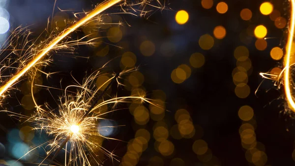 Queimando Sparkler Fundo Bokeh Luzes Guirlanda Perto — Fotografia de Stock