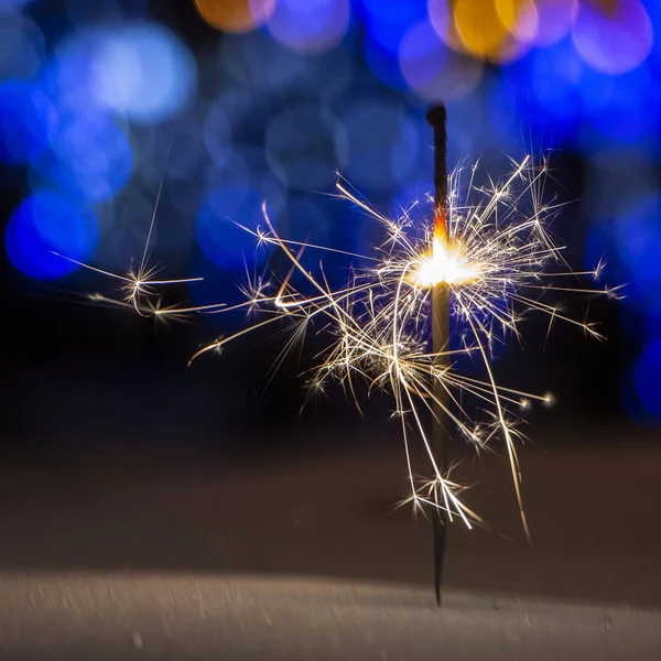 maytap ışıklar Garland bokeh arka plan üzerinde yanan yakın çekim