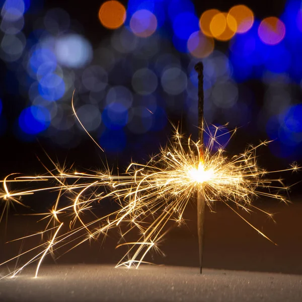 maytap ışıklar Garland bokeh arka plan üzerinde yanan yakın çekim