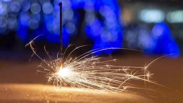 maytap ışıklar Garland bokeh arka plan üzerinde yanan yakın çekim