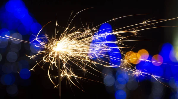 Queimando Sparkler Fundo Bokeh Luzes Guirlanda Perto — Fotografia de Stock