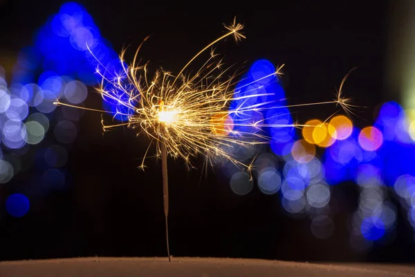 maytap ışıklar Garland bokeh arka plan üzerinde yanan yakın çekim