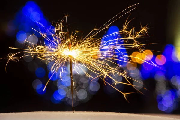 maytap ışıklar Garland bokeh arka plan üzerinde yanan yakın çekim