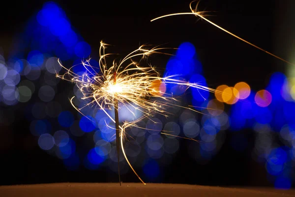 maytap ışıklar Garland bokeh arka plan üzerinde yanan yakın çekim