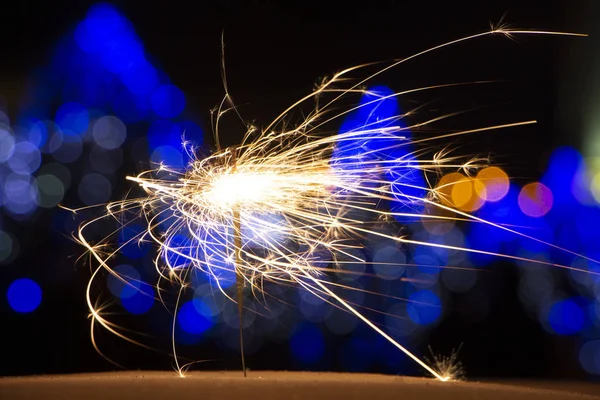 maytap ışıklar Garland bokeh arka plan üzerinde yanan yakın çekim