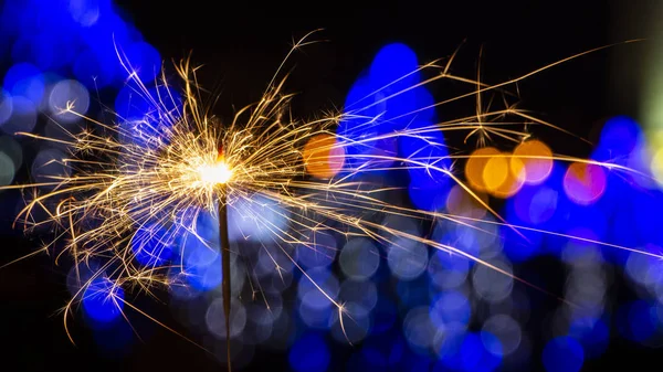 Queimando Sparkler Fundo Bokeh Luzes Guirlanda Perto — Fotografia de Stock