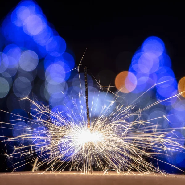 maytap ışıklar Garland bokeh arka plan üzerinde yanan yakın çekim