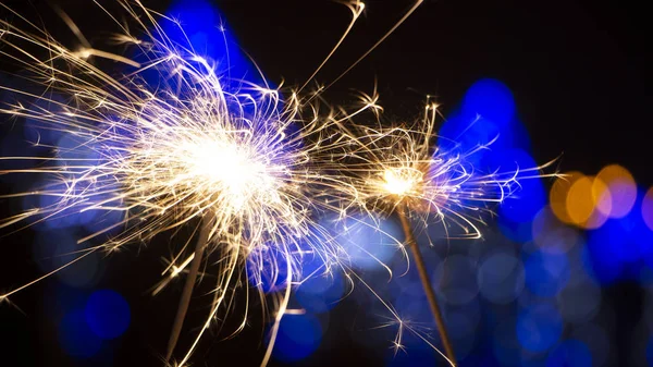 maytap ışıklar Garland bokeh arka plan üzerinde yanan yakın çekim