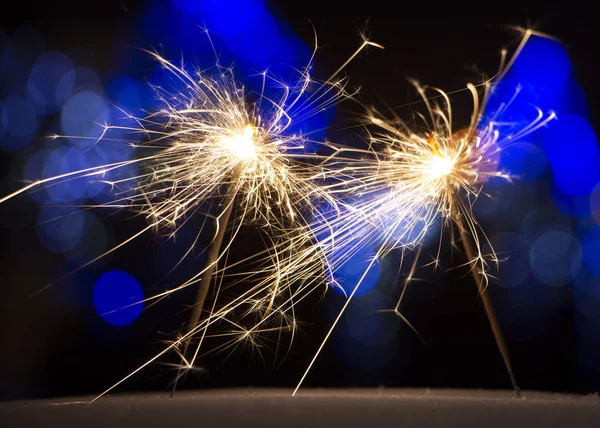 Queimando Sparkler Fundo Bokeh Luzes Guirlanda Perto — Fotografia de Stock