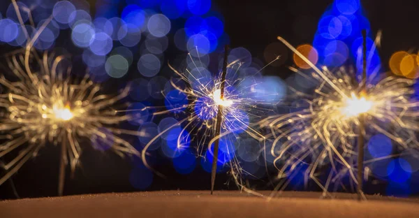 Queimando Sparkler Fundo Bokeh Luzes Guirlanda Perto — Fotografia de Stock