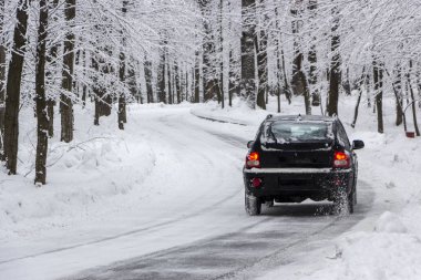 Snowy orman yolu, boşaltmak arka plan üzerinde Offroad araba duran