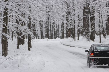Snowy orman yolu, boşaltmak arka plan üzerinde Offroad araba duran