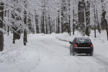 Snowy orman yolu, boşaltmak arka plan üzerinde Offroad araba duran