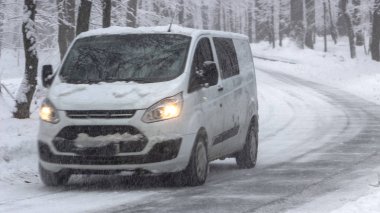 Snowy orman yolu, boşaltmak arka plan üzerinde Offroad araba duran