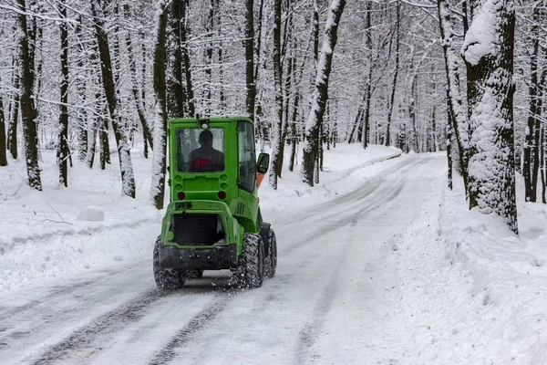 Máquina Nieve Tractor Verde Limpia Nieve Nieve Fondo Del Bosque — Foto de Stock
