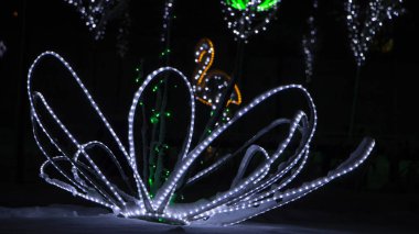 Neon ışıkları bir kış parkta. Çeşitli hayvan şeklinde.