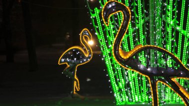 Neon ışıkları bir kış parkta. Çeşitli hayvan şeklinde.