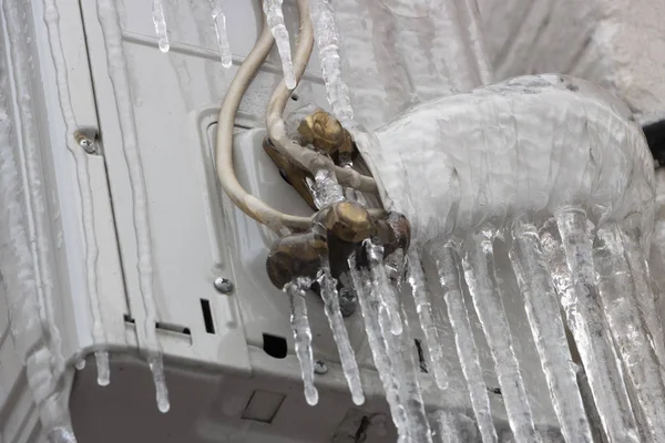 Carámbanos Colgando Del Primer Plano Del Acondicionador Aire Blanco — Foto de Stock