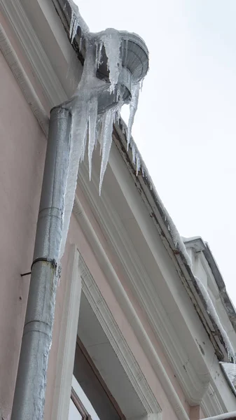 Icículos Desagüe Zanja Instalación Incorrecta Del Sistema Drenaje Que Aparecen — Foto de Stock