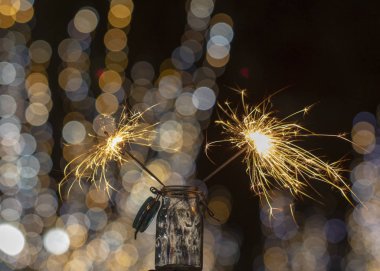 Odak arka planda gece şehrin sokaklarında Bengal yangın alevleri