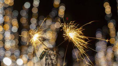 Odak arka planda gece şehrin sokaklarında Bengal yangın alevleri