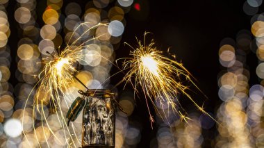 Odak arka planda gece şehrin sokaklarında Bengal yangın alevleri