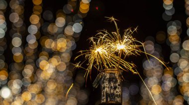 Odak arka planda gece şehrin sokaklarında Bengal yangın alevleri