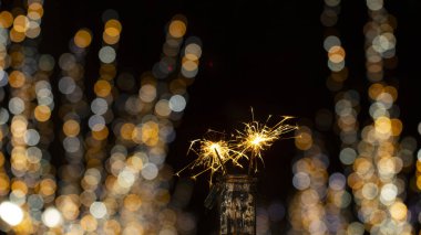 Odak arka planda gece şehrin sokaklarında Bengal yangın alevleri