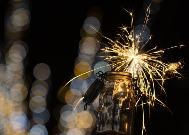 Odak arka planda gece şehrin sokaklarında Bengal yangın alevleri