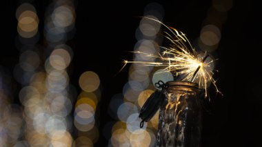 Odak arka planda gece şehrin sokaklarında Bengal yangın alevleri