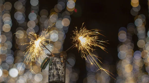 Odak arka planda gece şehrin sokaklarında Bengal yangın alevleri