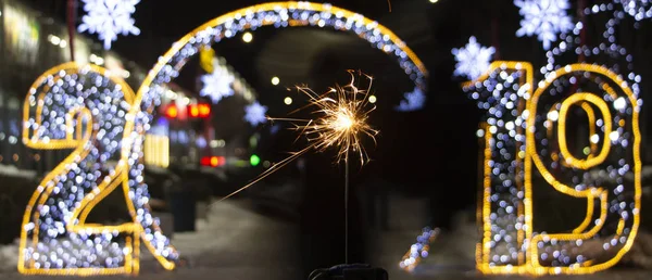 2019 Rasfokus フォア グラウンドでの線香花火 新しい年の背景の概念 — ストック写真