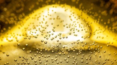 Buz küpleri içinde içki geçmiş görünümünü kapat