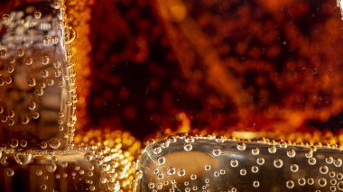 Buz küpleri içinde içki geçmiş görünümünü kapat