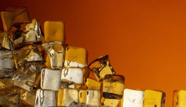 Kola arkaplanındaki buz küplerinin görüntüsünü kapat