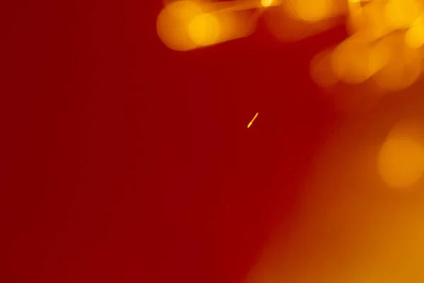 红色背景上的火焰火花近距离 — 图库照片