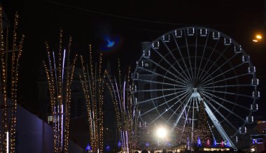 Kontraktova Square, Kiev manzaraya çarkı. Gece şehir. Yakın çekim