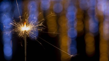 Odak arka planda gece şehrin sokaklarında Bengal yangın alevleri