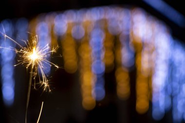 maytap görme tekerlekliyse Caddesi'nin arka plan üzerinde güzel bir alev. Yeni yıl ve Sevgililer günü için kavram. Arka plan