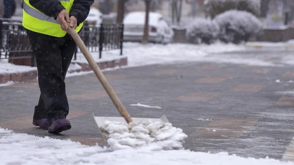 Hombre Con Pala Nieve Limpia Aceras Calle Invierno — Foto de Stock