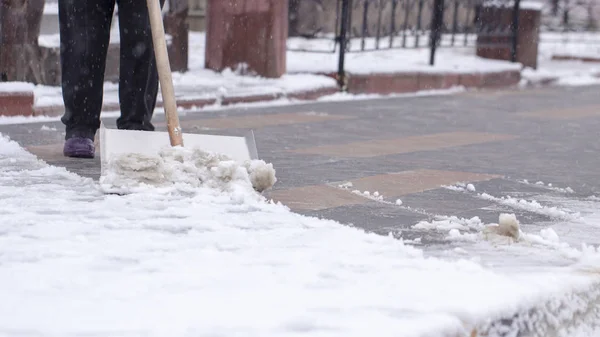 Hombre Con Pala Nieve Limpia Aceras Calle Invierno — Foto de Stock
