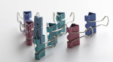 üstten görünüm renkli ataş, siyah kağıt Clip. Resepsiyon ofis kavramı, kopya alanı, beyaz arka plan üzerinde izole