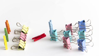 üstten görünüm renkli ataş, siyah kağıt Clip. Resepsiyon ofis kavramı, kopya alanı, beyaz arka plan üzerinde izole