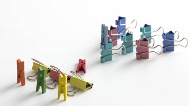 üstten görünüm renkli ataş, siyah kağıt Clip. Resepsiyon ofis kavramı, kopya alanı, beyaz arka plan üzerinde izole