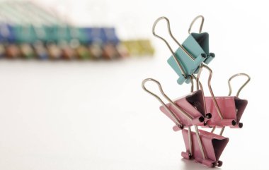 Adamım, çok renkli office küçük resimler için kağıt beyaz arka plan üzerinde gelen yakın çekim